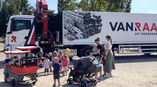 Even een ‘levering’ in de buurt bij Kinderopvang De Koningsbeer voor het thema Verkeer
